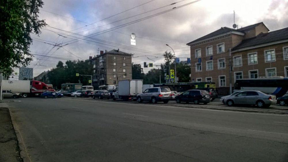 Затор растянулся в сторону Затулинского жилмассива, в направлении улицы Станиславского, в сторону Октябрьского моста