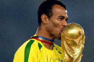 Знаменитый футболист и чемпион мира погряз в многомиллионных долгах