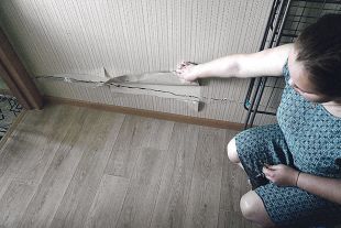 С виду дом новый, а в стенах трещины.