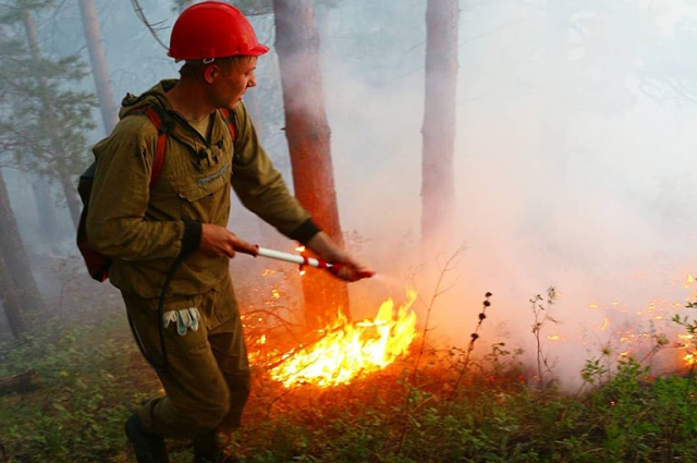 В XXI веке основным оружием пожарных остаются лопата, топор и ранцевый огнетушитель.