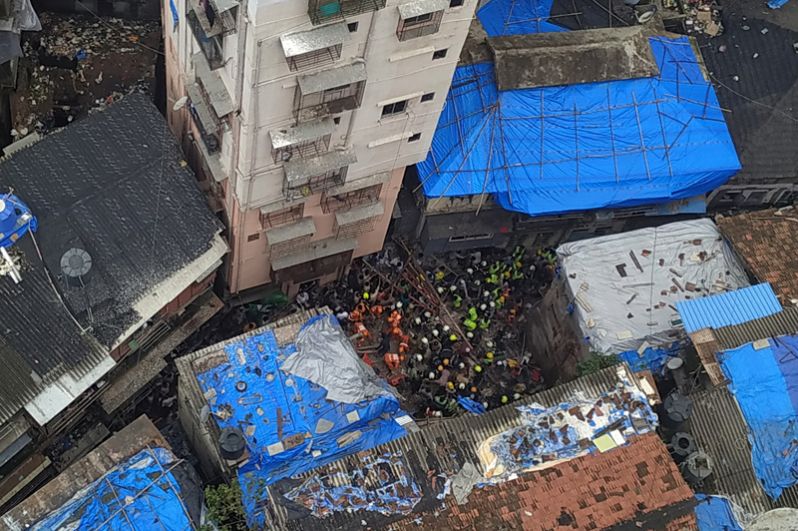 Спасатели ищут выживших под обломками обрушившегося в результате подтопления здания в Мумбаи.