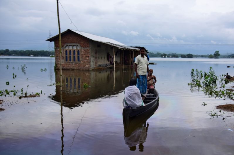 Эвакуация жителей затопленной деревни в районе Нагаон в штате Ассам.