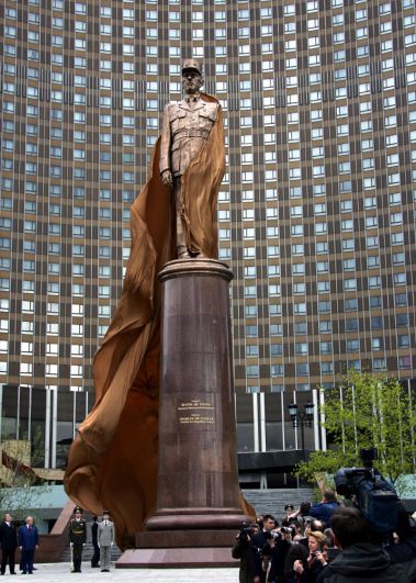 Памятник легендарному политическому деятелю Шарлю де Голлю установили на площади его имени перед гостиницей «Космос», 2005 год.