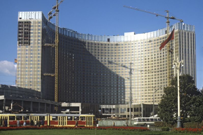 Строительство гостиницы «Космос» на проспекте Мира для туристов и болельщиков Олимпиады-80.