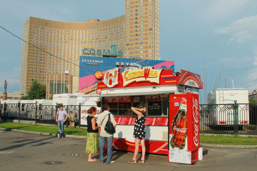 Москвичи у палатки перед гостиницей «Космос» на проспекте Мира в Москве, 2011 год.