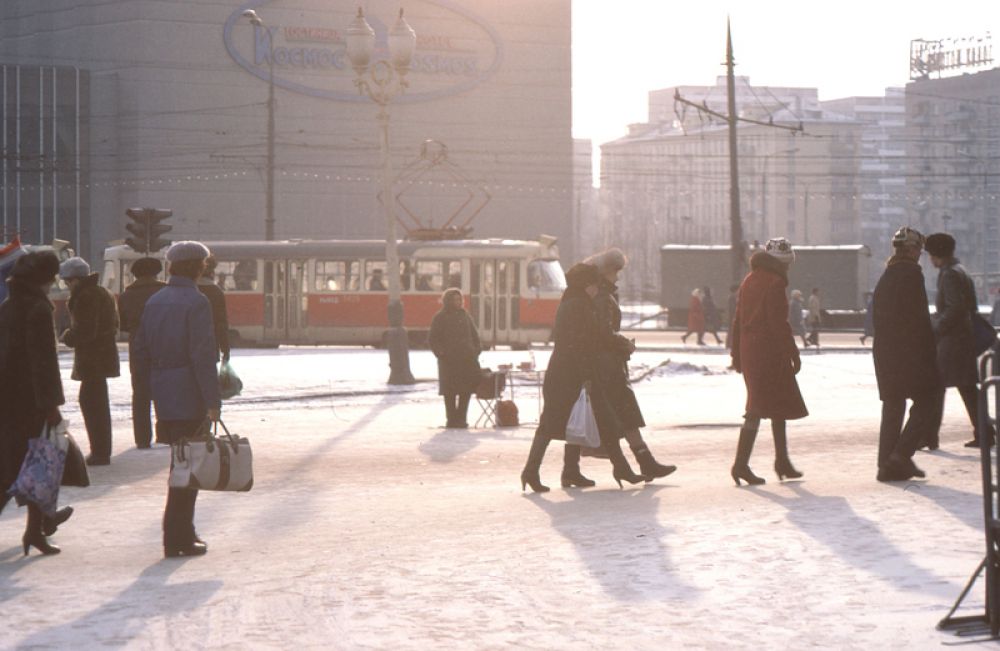 Костиница «Космос», вид от метро «ВДНХ», 1984 год.