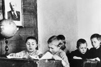 Ученики за партами на уроке в сельской школе, 1928 г.
