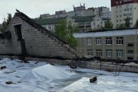Крыша горевшей многоэтажки в Барнауле.