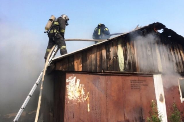 Ноябрьские пожарные ликвидировали возгорание в деревянном жилом доме