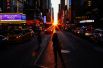 Закат на Таймс-сквер в Нью-Йорке, получивший название «Манхэттенхендж». Это явление происходит на Манхэттене четырежды в год, заходящее или восходящее солнце оказывается ровно между небоскребами.