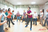 Танцевальные занятия начинаются  с разминки, а затем митинцев обучают движениям латиноамериканских танцев.