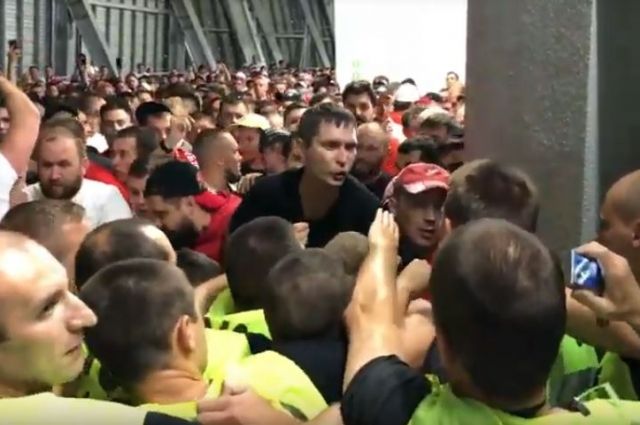 Начало стычки фанатов и сотрудников стадиона попала на видео.