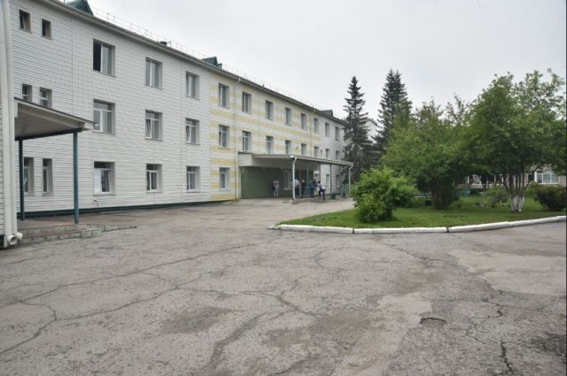 Больница, расположенная в рабочем поселке Коченево, размещается на базе семи специализированных стационарных отделений, общая мощность которых составляет 170 коек.