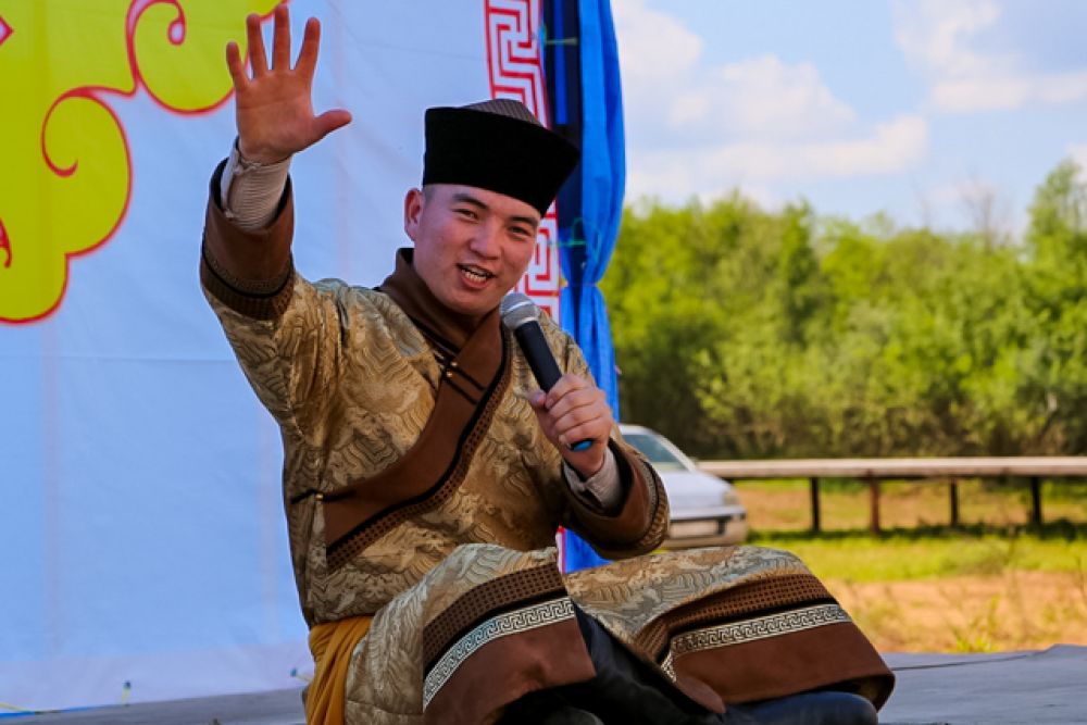 Кроме того, участник обязательно должен был рассказать з о себе, своей семье, родословной и месте жительства на бурятском языке.