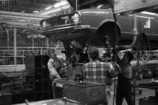 Сборка Audi 80 в Вольфсбурге, 1973 год.