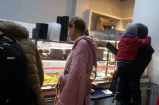 В кафе на тюменском ж/д вокзале угощали просрочкой