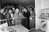 Никита Хрущёв и Ричард Никсон на открытии выставки.