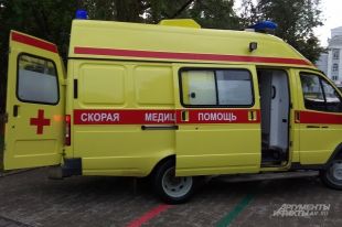 С места происшествия женщину увезли на скорой.