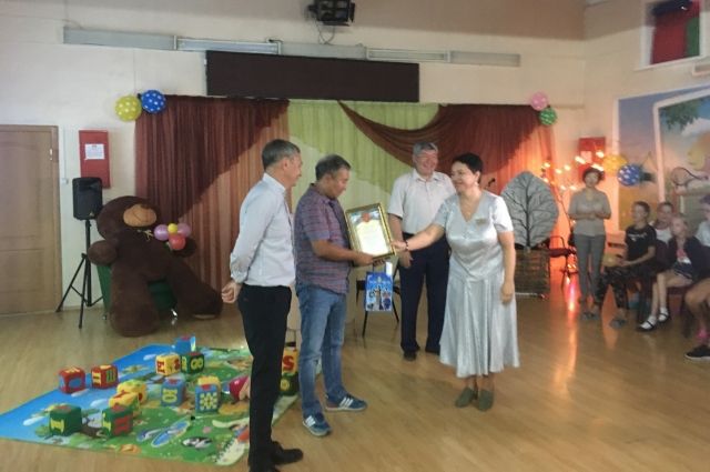 Директор реабилитационного центра «Светлый» Людмила Цыбикова вручает благодарность представителям ЗГРП