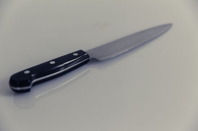 В Новоорске супруга из ревности напала с ножом на мужа