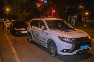 В Киеве пьяный прокурор пытался скрыться от полиции в кустах, а полиция его не задержала