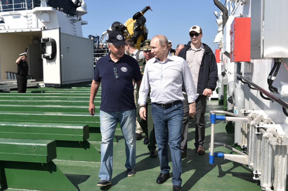 Президент РФ Владимир Путин после погружения в батискафе на дно Финского залива. Слева - министр обороны РФ Сергей Шойгу.