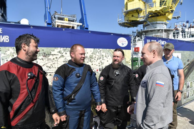 Президент РФ Владимир Путин общается с участниками экспедиции после погружения в батискафе на дно Финского залива.