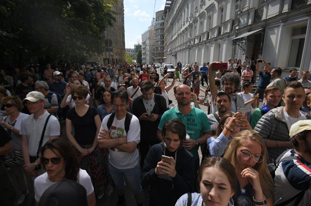 Участники несанкционированной акции в поддержку кандидатов в депутаты Мосгордумы у здания мэрии Москвы.