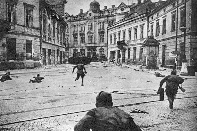 Советские солдаты ведут бои на улицах Львова.