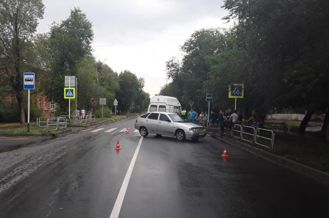 В Орске 19-летний водитель сбил двух детей на пешеходном переходе
