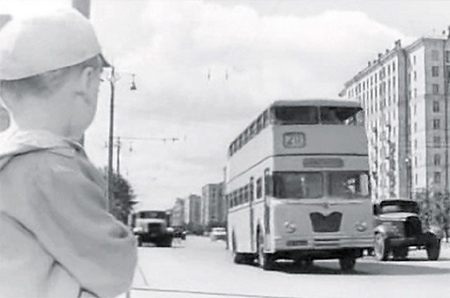 Короткое время в Москве 1960-х ходили двухэтажные немецкие автобусы. Это уникальные кадры из фильма «Я купил папу» Фрэза. Потом машины разрезали на металлолом. 