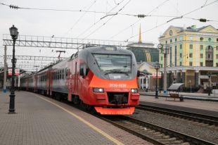 Ежесуточно по дороге проходит 300 грузовых, свыше 20 пассажирских и 80 пригородных поездов.