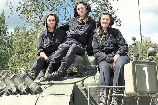 Экипаж машины боевой (слева направо): ст. лейтенант Дарья Сиротенко, механик-водитель, ст. лейтенант Марина Пушкарёва, наводчик-оператор, лейтенант Анастасия Баранова, командир танка.