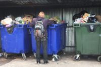 Контейнеры с мусором переполнены. И стоят они далеко от жилого сектора.