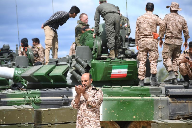 Военнослужащий у танка Т-72Б3 команды армии Ирана во время подготовки к международным соревнованиям «Танковый биатлон-2019» на подмосковном полигоне «Алабино».