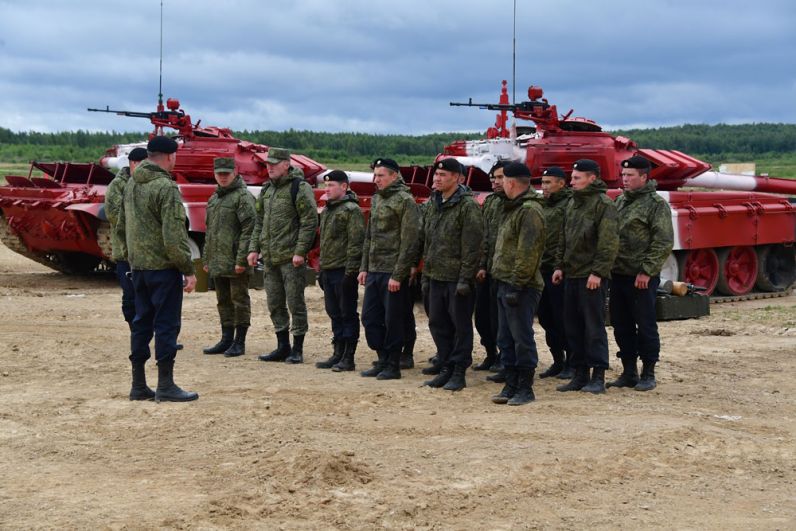 Военнослужащие команды армии России во время подготовки перед началом международных соревнований «Танковый биатлон-2019» на подмосковном полигоне «Алабино».