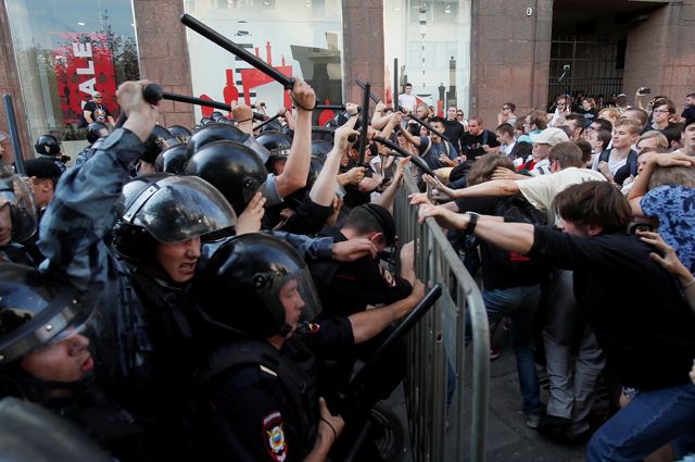 Участники беспорядков в Москве.