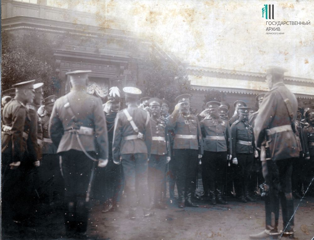 Офицеры русской армии приветствуют императора Николая II. 1914-1916 годы.