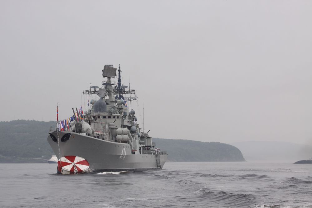 На рейде Североморска, принимая на себя удары ледяного ветра, стояли 12 надводных кораблей, в числе которых эскадренный миноносец «Адмирал Ушаков».