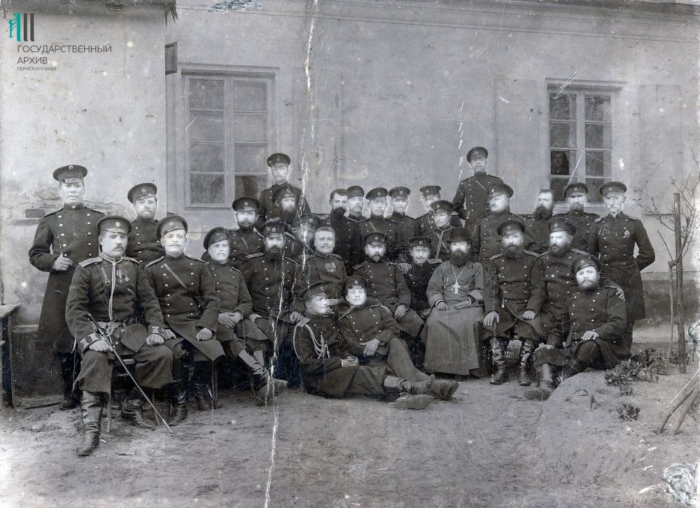 Офицеры со священнослужителем. 1914-1916 годы.