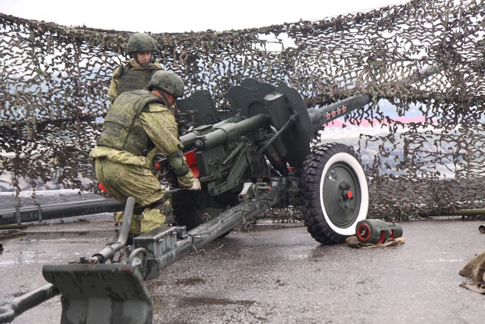 Зрители были удивлены тем, что на Приморской площади за «коробками» военнослужащих не прошла боевая техника, как это было в прошлом году.