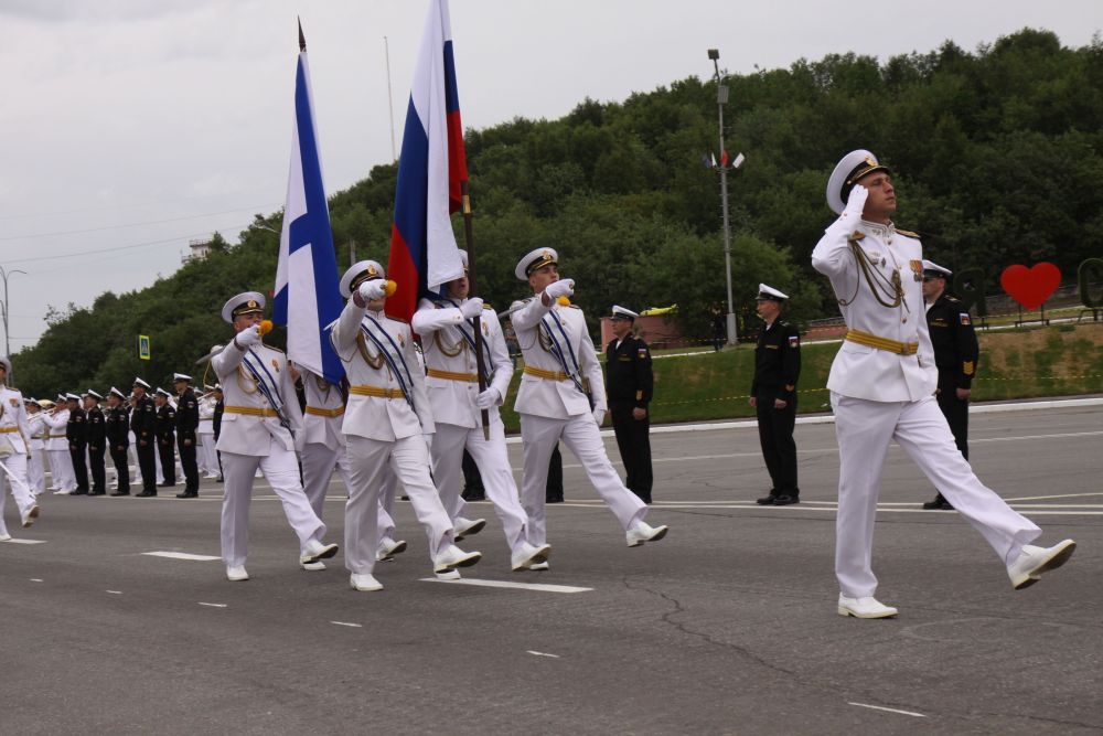 Торжественным маршем по площади прошла рота почётного караула.
