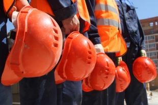 В Минсоцполитики сообщили, сколько украинцев постоянно работает за границей