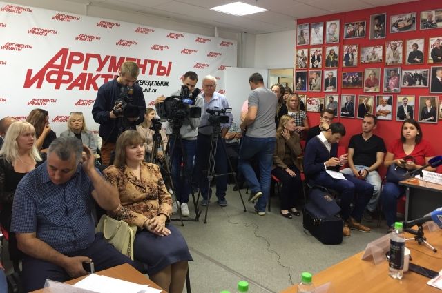 В пресс-центре "АиФ-Челябинск" встретились представители малого бизнеса. Поддержать позицию спикеров пришли около 20 индивидуальных предпринимателей Челябинска.