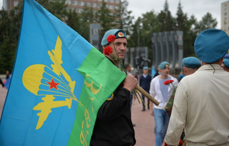 Десантник на праздновании Дня Воздушно-десантных войск в Екатеринбурге.