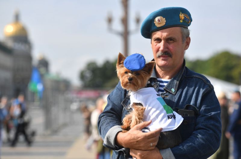Десантник на праздновании Дня Воздушно-десантных войск на Дворцовой площади в Санкт-Петербурге.