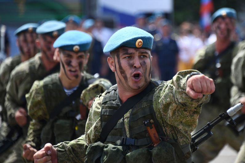 Десантники во время показательных выступлений на праздновании Дня Воздушно-десантных войск в 83-й отдельной гвардейской десантно-штурмовой бригаде в Уссурийске.