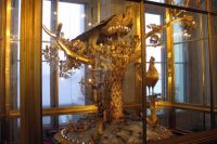 В наши дни часы выставлены в Павильонном зале - одном из самых красивых дворцовых интерьеров Европы.