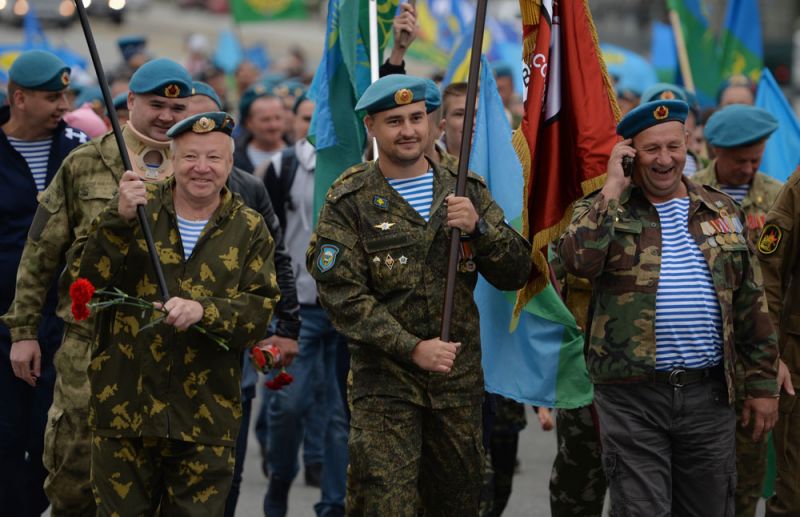 Праздничное шествие колонны ветеранов ВДВ к мемориалу «Черный тюльпан» в Екатеринбурге.