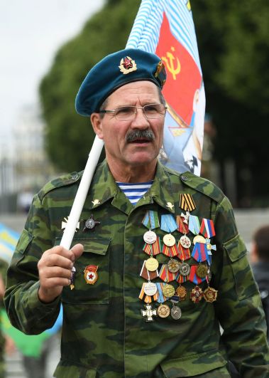 Ветеран ВДВ на праздновании Дня Воздушно-десантных войск в парке Горького в Москве.